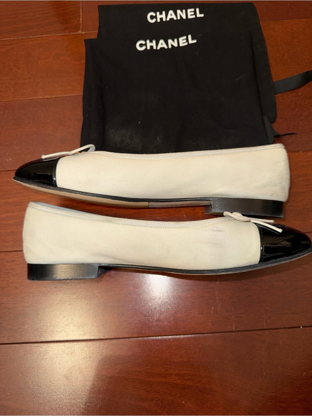 CHANEL Two-Tone Leather Ballet Flats in White and Black - Picture 3 of 9